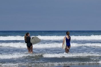 surf-vacation-two-friends